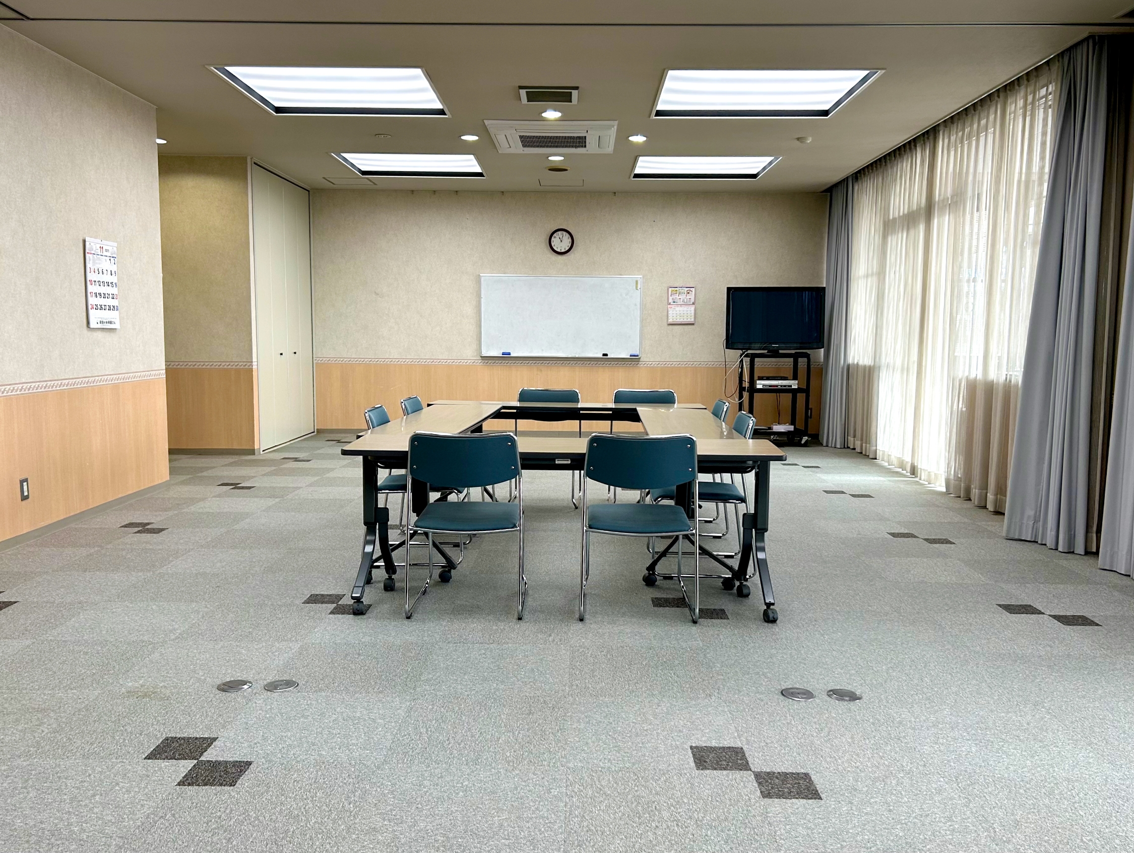 【1F】会議室全景　長机・椅子・冷暖房完備