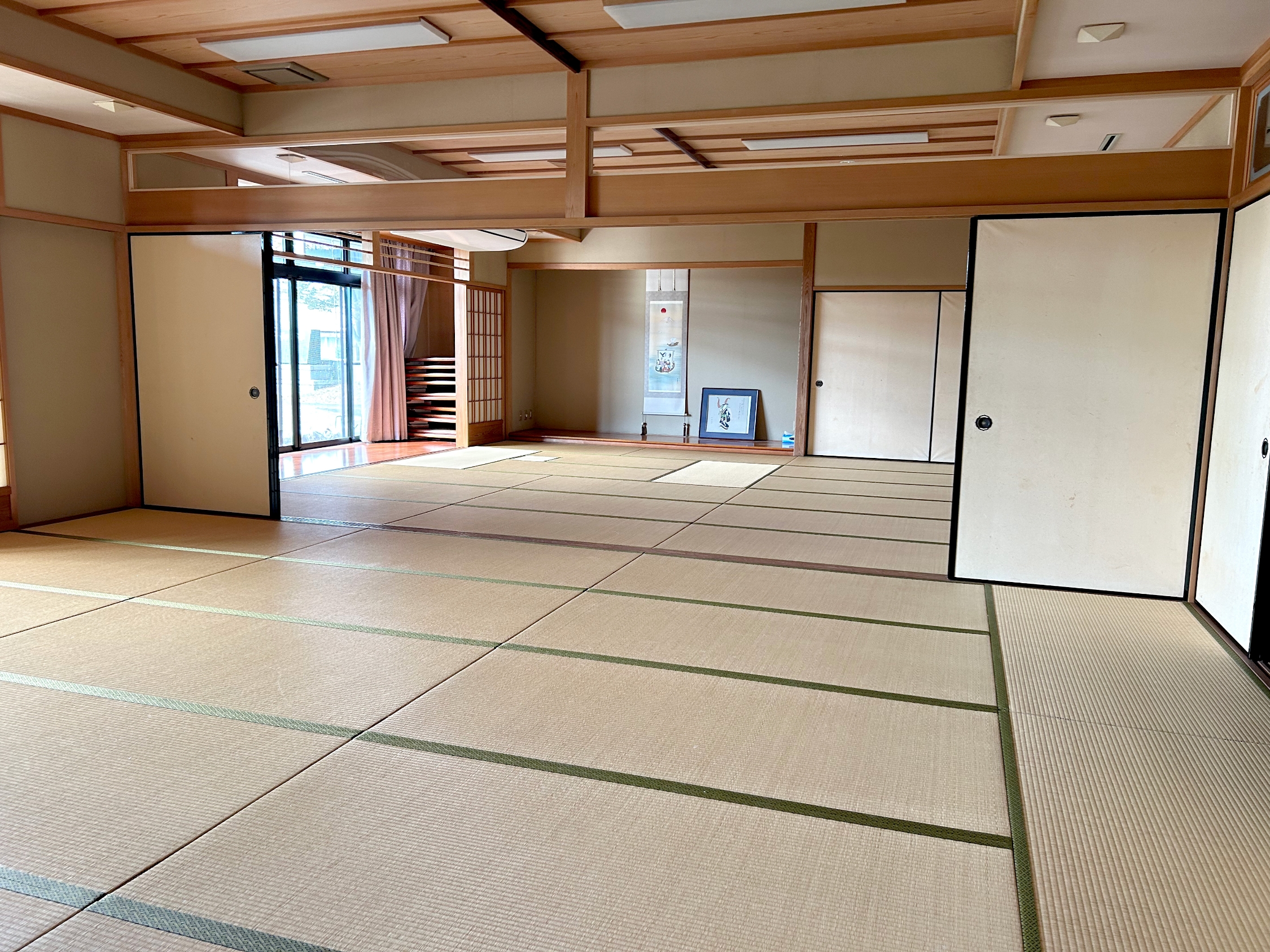 【1F】和室全景　机・座布団利用可　冷暖房完備