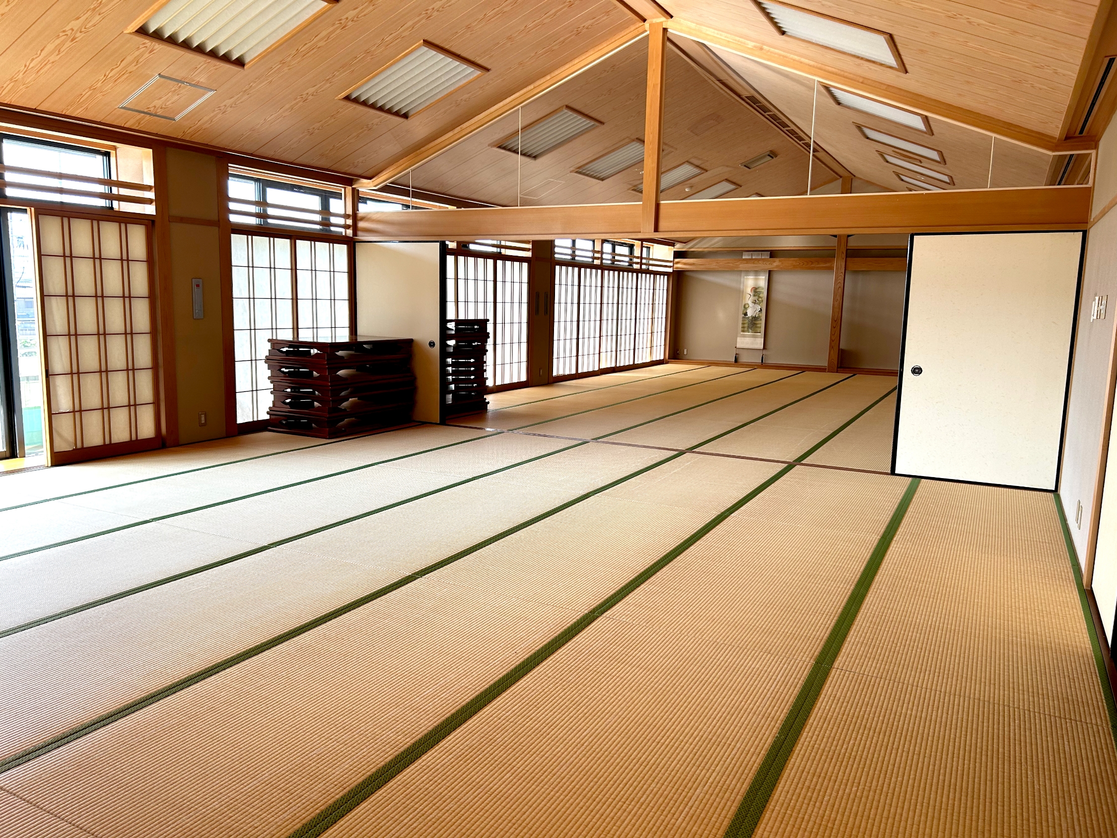 【2F】和室全景　机・座布団利用可　冷暖房完備